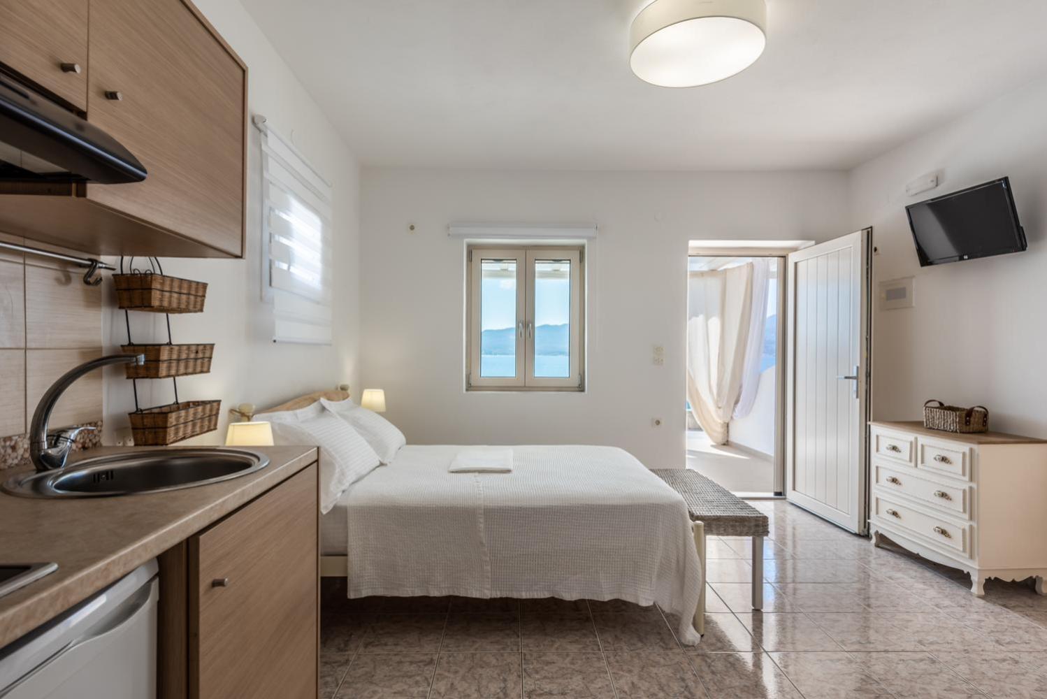 Anemi Suites Adamantas  Room photo