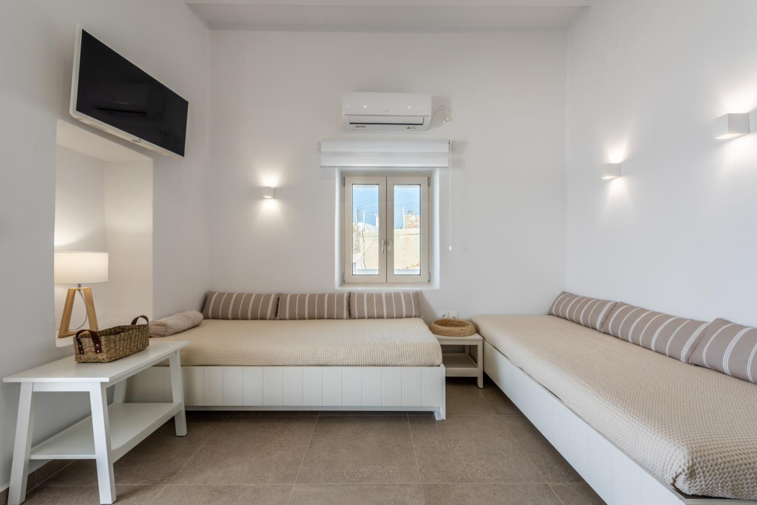Anemi Suites Adamantas  Room photo
