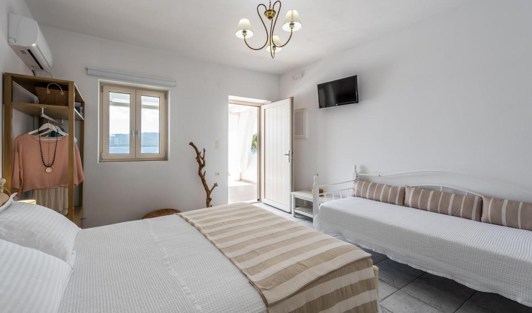 Anemi Suites Adamantas  Room photo